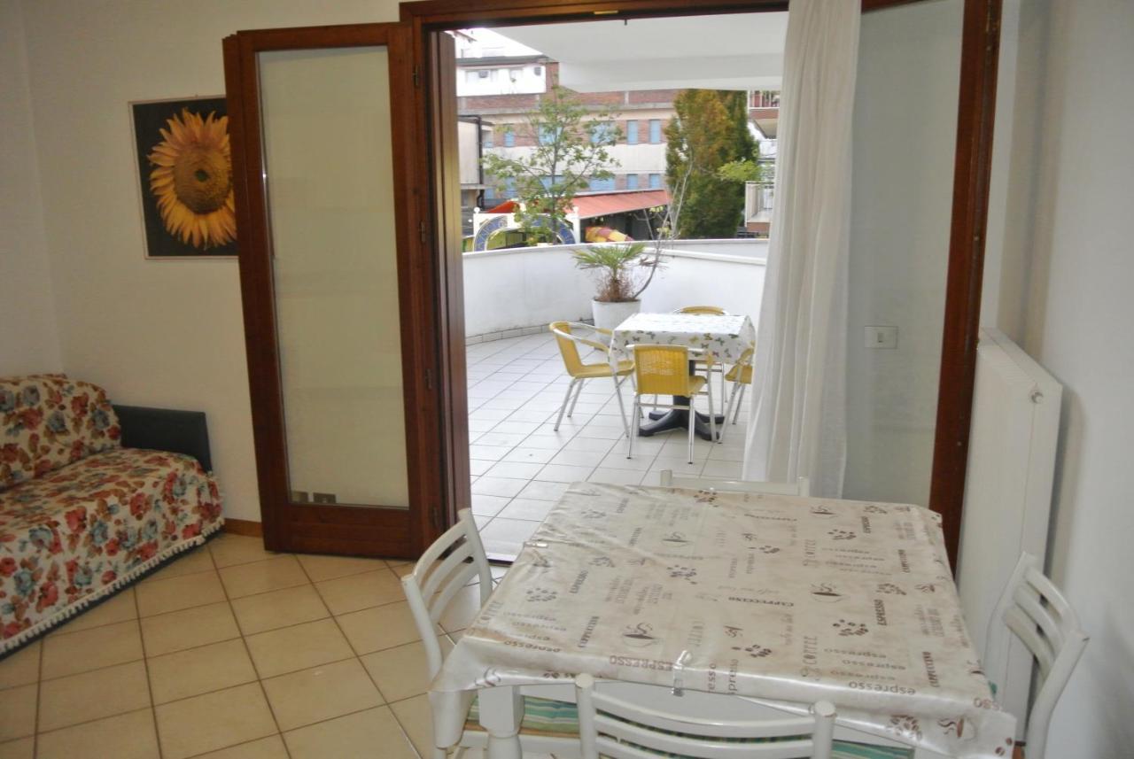 Condominio Maria Lignano Sabbiadoro Bagian luar foto